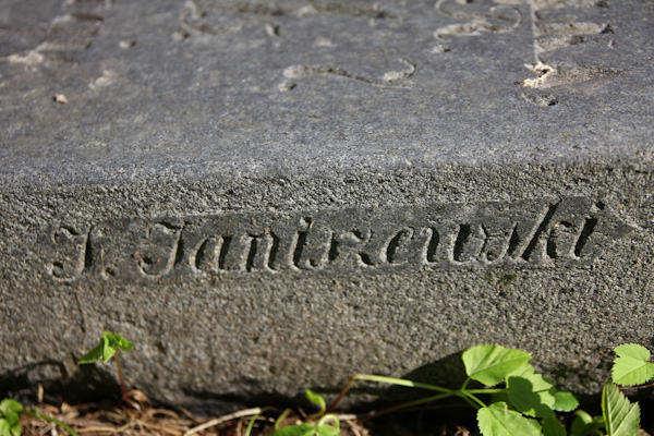 Fragment nagrobka rodziny Janiszewskich, cmentarz na Rossie w Wilnie, stan z 2013