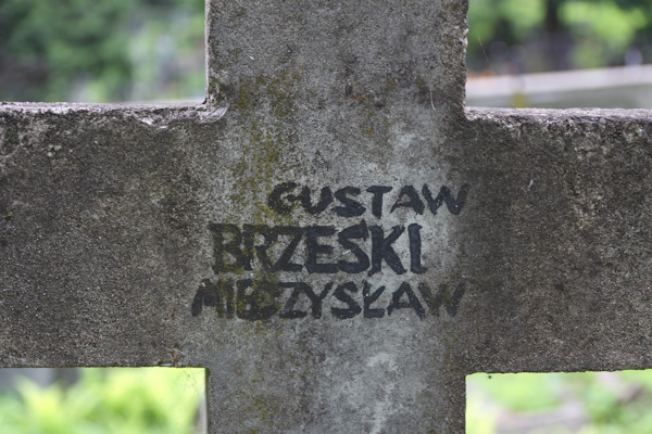 Fragment nagrobka Gustawa i Mieczysława Brzeskich, cmentarz na Rossie w Wilnie, stan z 2013