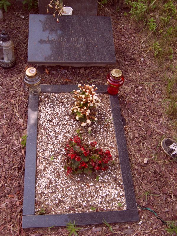 Nagrobek Laury Dubickiej, cmentarz na Rossie w Wilnie, stan na 2013 r.