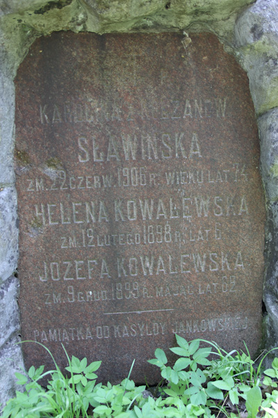 Fragment nagrobka Heleny i Józefy Kowalewskich oraz Karoliny Sławińskiej, cmentarz na Rossie w Wilnie, stan z 2013