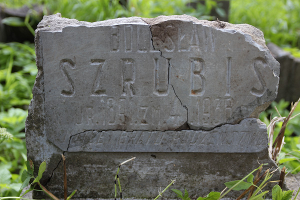 Fragment of a tombstone of Bolesław and Zofia Szrubis, Rossa cemetery in Vilnius, as of 2013