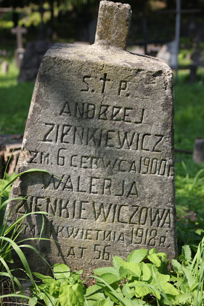 A fragment of the tombstone of Andrzej and Valeria Zienkiewicz, Rossa cemetery in Vilnius, as of 2013