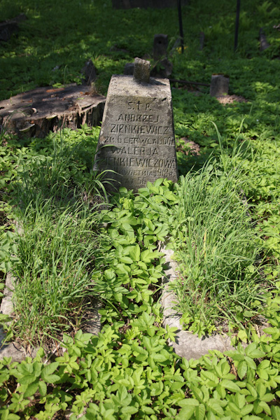Tombstone of Andrzej and Valeria Zienkiewicz, Rossa cemetery in Vilnius, as of 2013