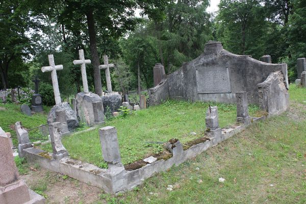 Tomb of the Peliski, Sawicki and Zabohoński families and Valeria Tyszkiewicz, Na Rossie cemetery in Vilnius, as of 2013.
