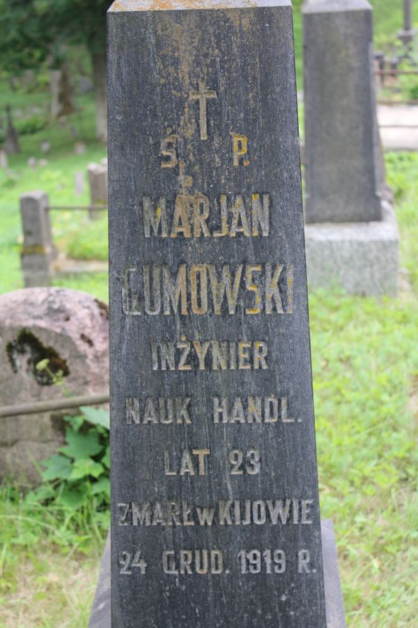 Fragment nagrobka Marii i Mariana Gumowskich oraz Władysławy Petrusewicz, cmentarz Na Rossie w Wilnie, stan z 2013 r.