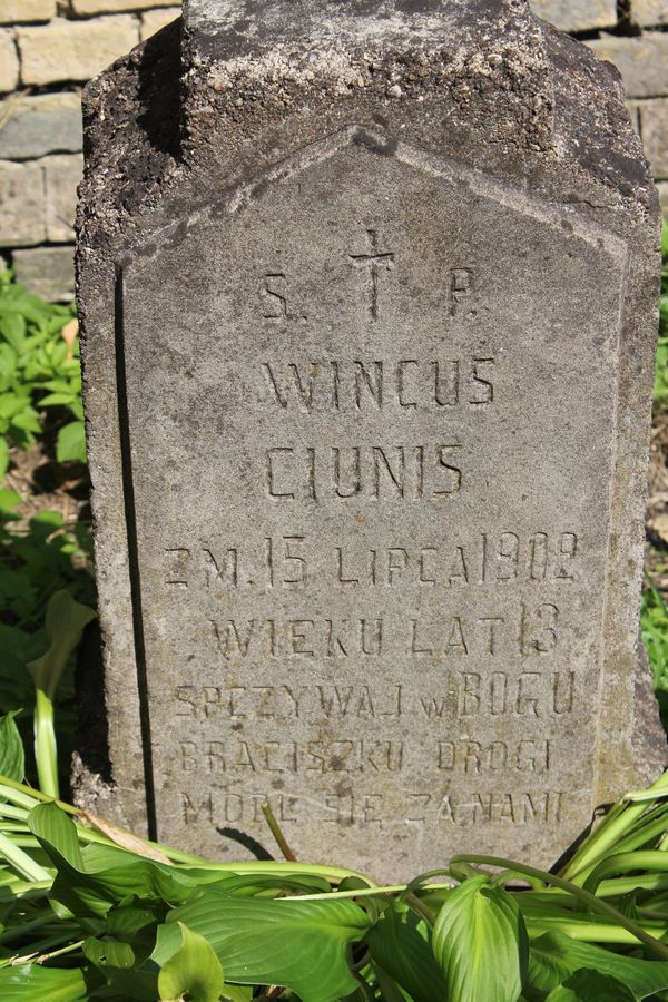 Fragment of the tombstone of Wincenty Ciunis, Ross cemetery, as of 2013