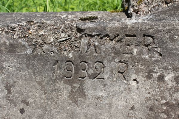 Fragment grobowca Julii Bukowskiej, cmentarz na Rossie, stan z 2013 roku