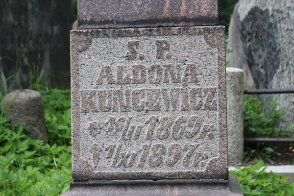 Fragment nagrobka rodziny Kuncewiczów, cmentarz Na Rossie w Wilnie, stan z 2013 r.