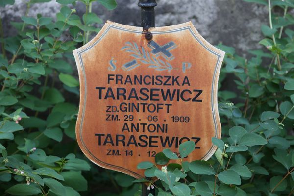 Tombstone of Antoni and Franciszka Tarasewicz, Na Rossie cemetery in Vilnius, state 2013