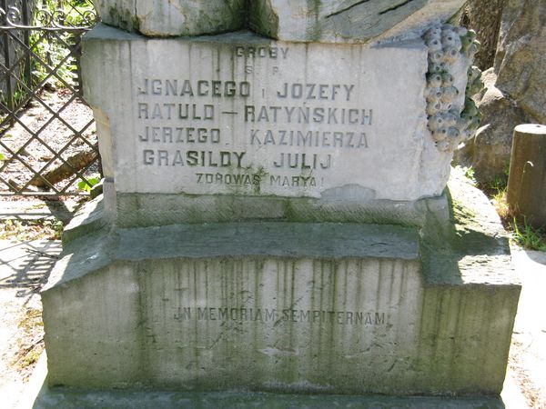 Fragment of the tombstone of the Rtauld-Ratyński family, Ross Cemetery in Vilnius, as of 2013.