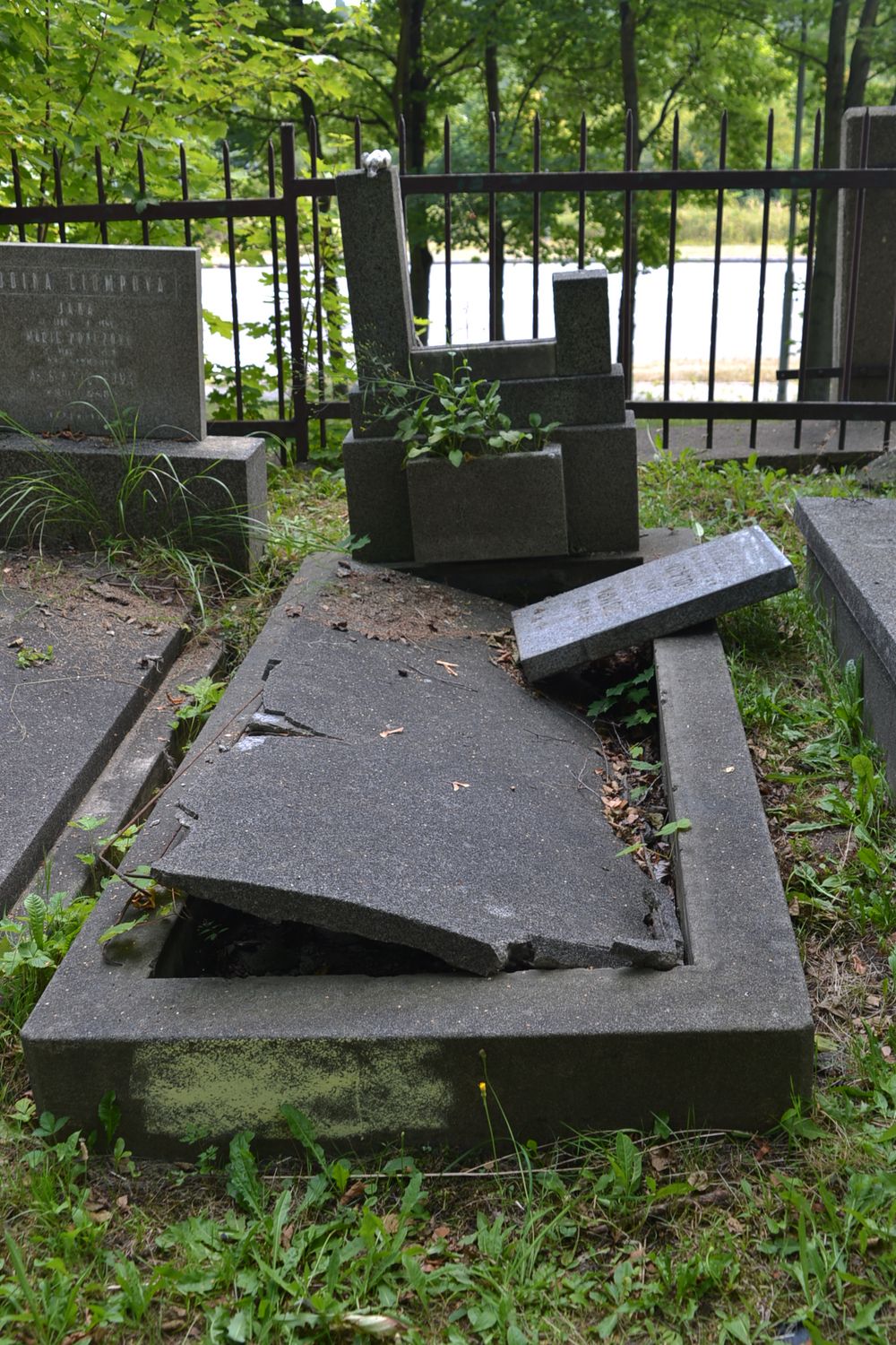 Grobowiec Jana Ciompy, Anny Holajn, Maksa Foltyna i Bedricha Ciompy, cmentarz w Karwinie Dołach