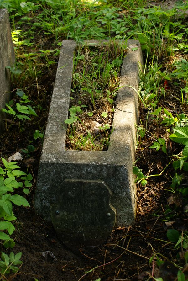 Tombstone of Maria Lapin, Rossa cemetery in Vilnius, as of 2013