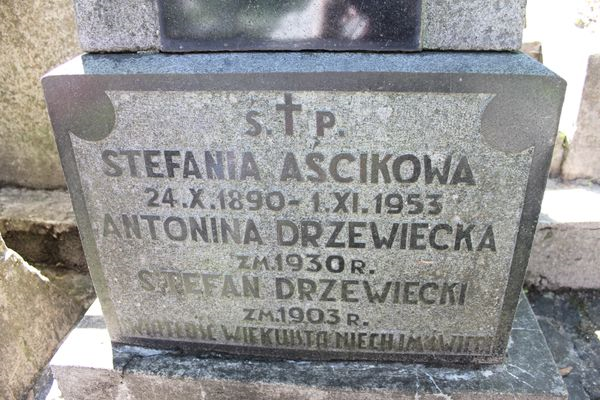 Inscription on the gravestone of Stefani Aścik, Antonina and Stefan Drzewiecki, Rossa cemetery in Vilnius, as of 2013