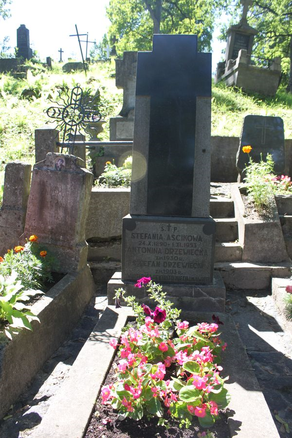 Tombstone of Stefani Aścik, Antonina and Stefan Drzewiecki, Rossa cemetery in Vilnius, as of 2013