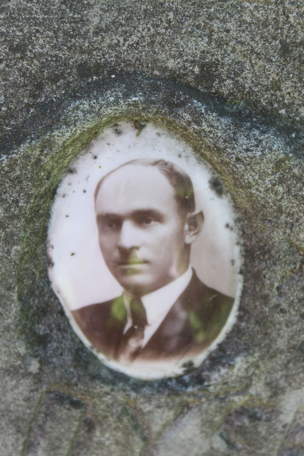 Photograph on the tombstone of Wladyslaw Znoska, Rossa cemetery in Vilnius, as of 2013