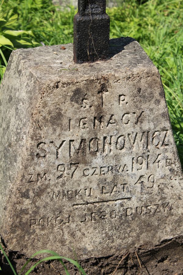 Fragment nagrobka Ignacego Symonowicza, cmentarz na Rossie, stan z 2013 roku