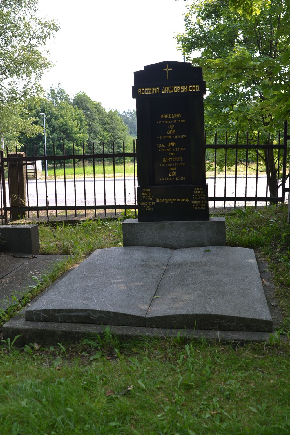 Grobowiec rodziny Jaworskich, cmentarz w Karwinie Dołach