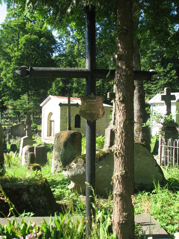 Fragment nagrobka Konstantego Sienkiewicza, cmentarz na Rossie, stan z 2013 roku