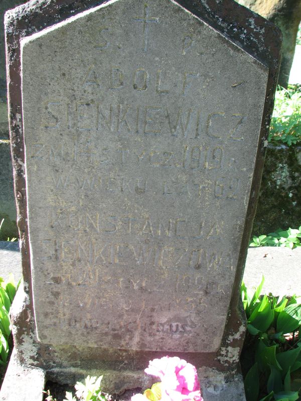 Fragment nagrobka Adolfa i Konstancji Sienkiewiczów, cmentarz na Rossie, stan z 2013 roku
