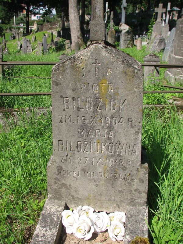 Fragment of the gravestone of Maria and Piotr Bildziuk, Ross cemetery, as of 2013