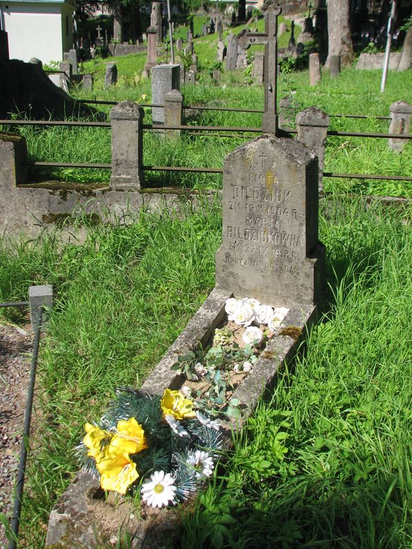 Tombstone of Maria and Piotr Bildziuk, Ross cemetery, as of 2013