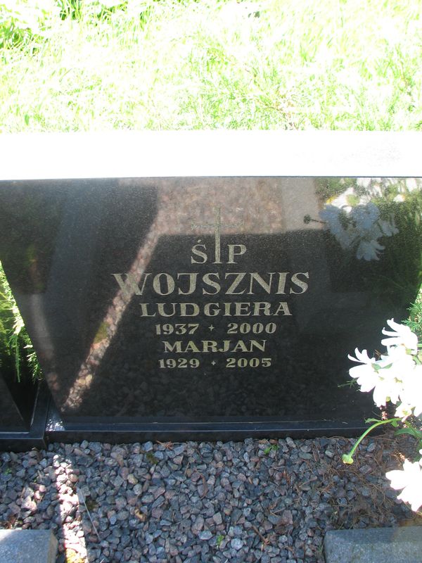 Fragment of the gravestone of Marian and Ludgier Wojsznis, Ross cemetery, as of 2013