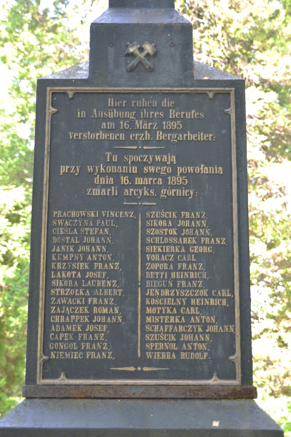 Pomnik nagrobny ofiar katastrofy górniczej 16.03.1895, cmentarz w Karwinie Dołach