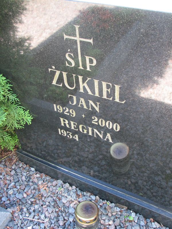 Fragment nagrobka Jana i Reginy Żukiel, cmentarz na Rossie, stan z 2013 roku