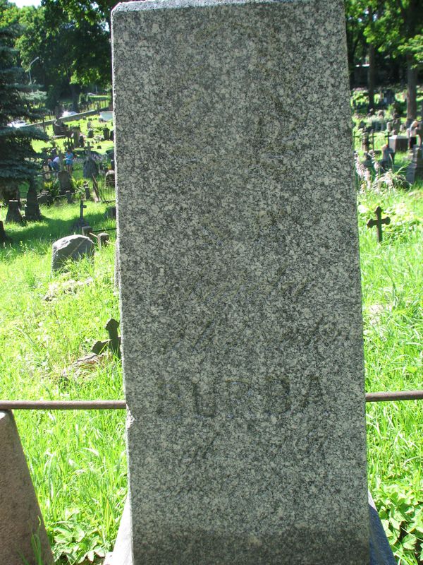 Fragment nagrobka Anieli Burba, cmentarz na Rossie, stan z 2013 roku