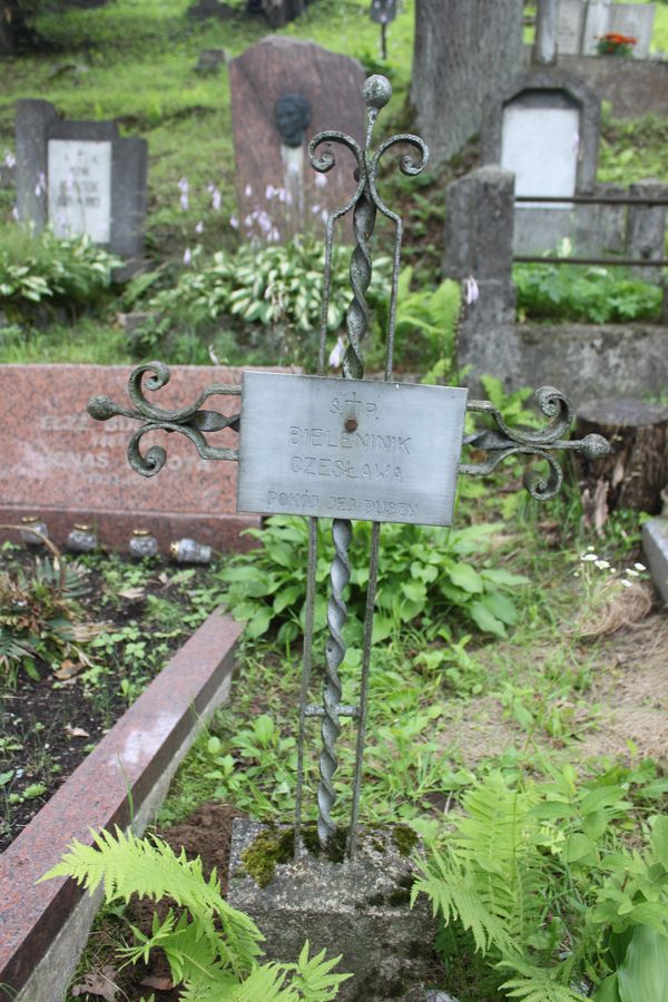 Zwieńczenie nagrobka Czesławy Bieleninik, cmentarz na Rossie w Wilnie, stan z 2013