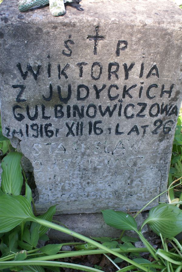 Fragment nagrobka Wiktorii Gulbinowicz i Stanisława Wojtkiewicza, cmentarz na Rossie w Wilnie, stan z 2013