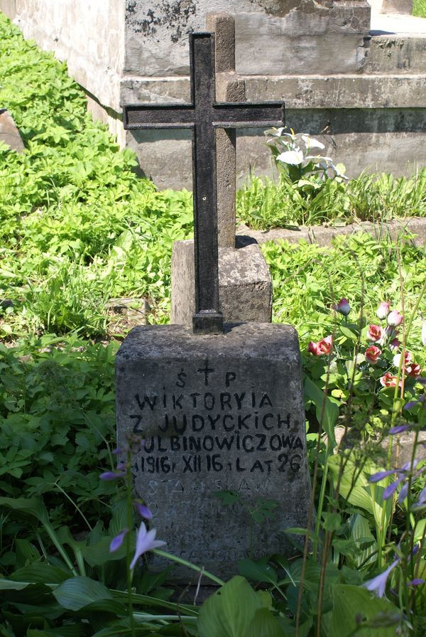 Nagrobek Wiktorii Gulbinowicz i Stanisława Wojtkiewicza, cmentarz na Rossie w Wilnie, stan z 2013