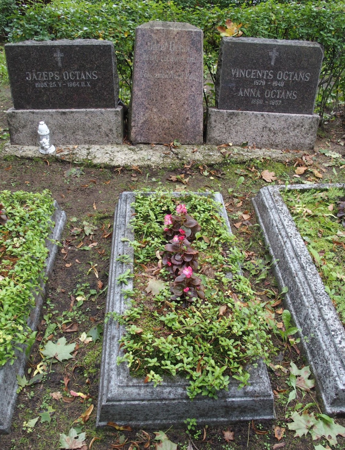 Tombstone of Joseph Octan, St Michael's cemetery in Riga, as of 2021.