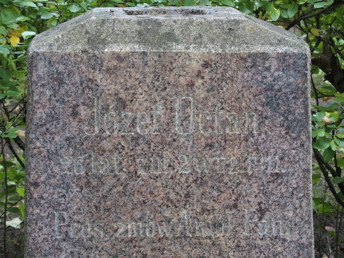 Napis z nagrobka Józefa Octana, cmentarz św. Michała w Rydze, stan z 2021 r.