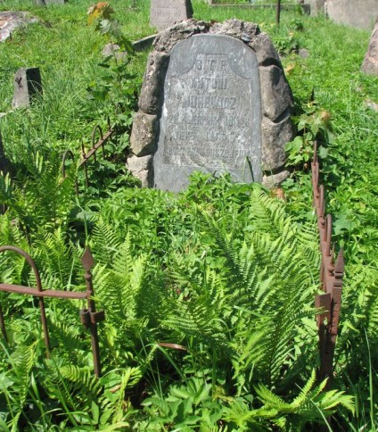 Nagrobek Antoniego Jurewicza, cmentarz na Rossie, stan z 2013 roku