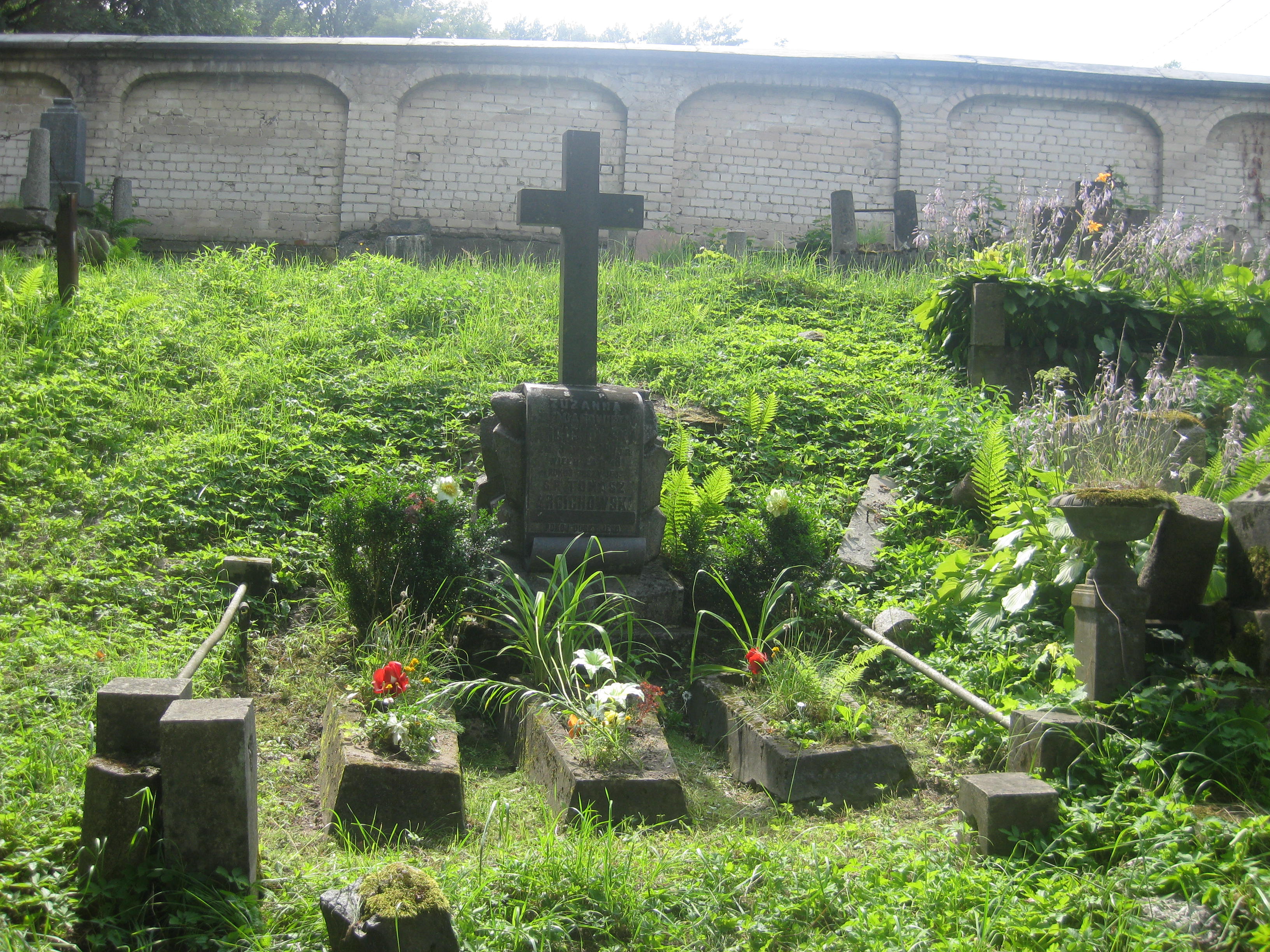 Nagrobek Tomasza i Zuzanny Arcichowskich, cmentarz Na Rossie w Wilnie, stan z 2013 r.