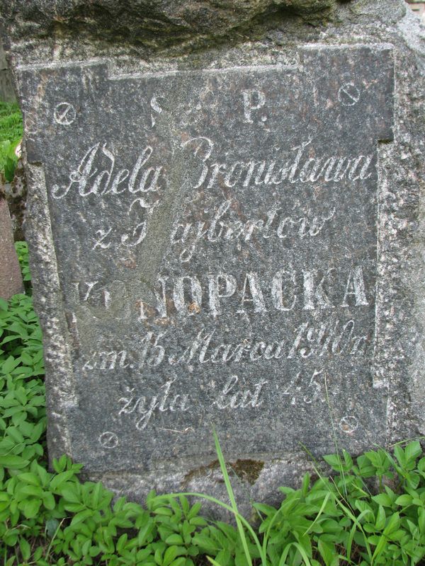 Fragment nagrobka Adeli Konopackiej, cmentarz na Rossie, stan z 2013 roku