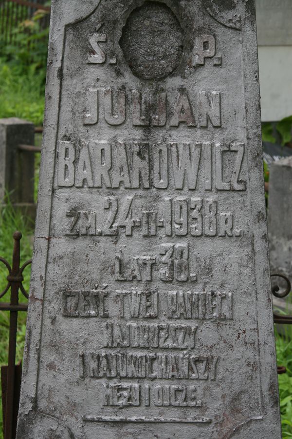 Fragment grobowca Juliana Baranowicza z cmentarza na Rossie w Wilnie, stan z 2013 r.