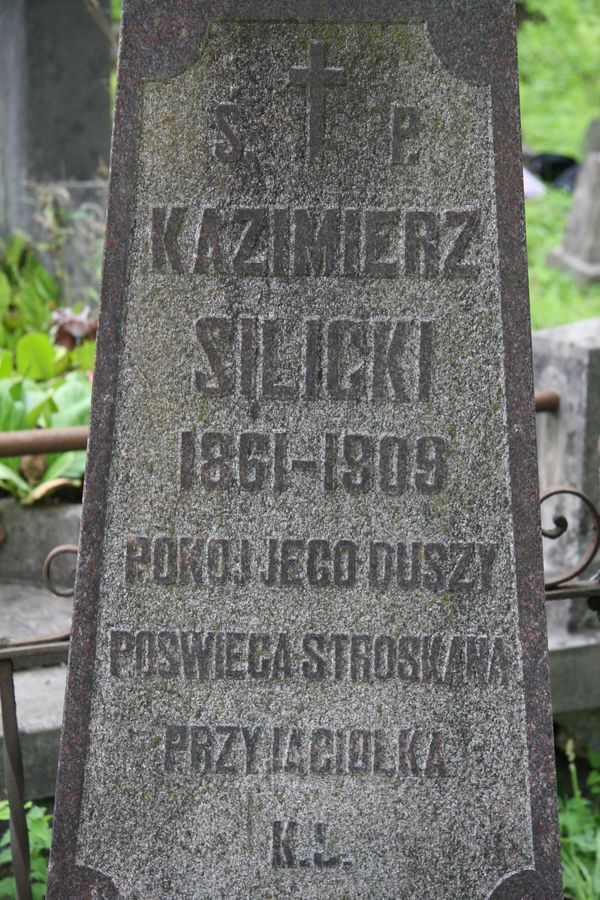 Fragment nagrobka Kazimierza Silickiego z cmentarza na Rossie w Wilnie, stan z 2013 r.