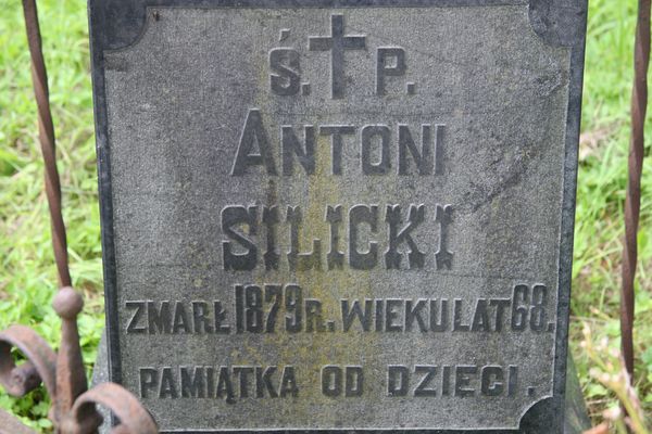 Fragment nagrobka Antoniego Silickiego z cmentarza na Rossie w Wilnie, stan z 2013 r.