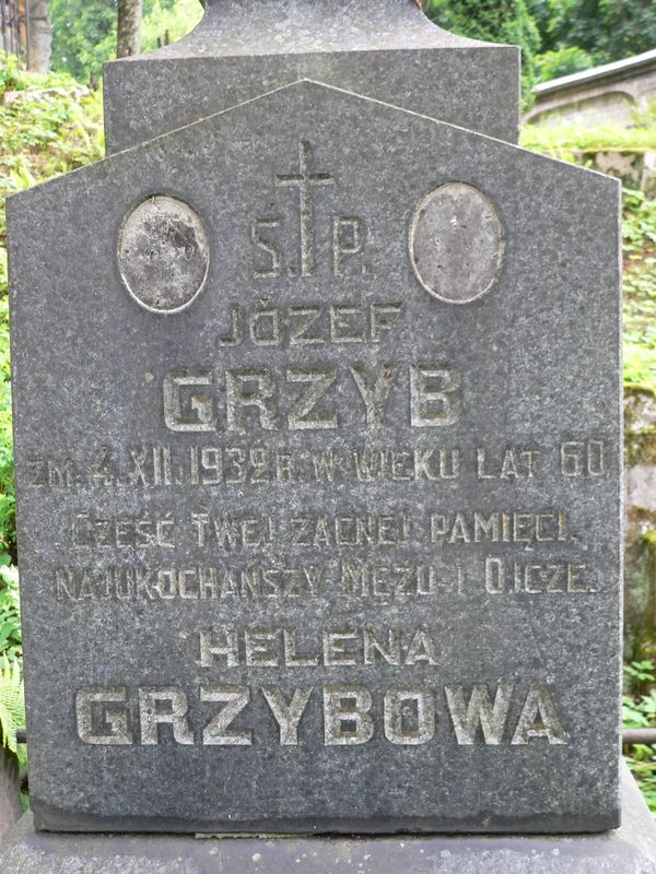 Fragment nagrobka Heleny i Józefa Grzybów oraz rodziny Stankiewiczów, cmentarz Na Rossie w Wilnie, stan z 2013 r.