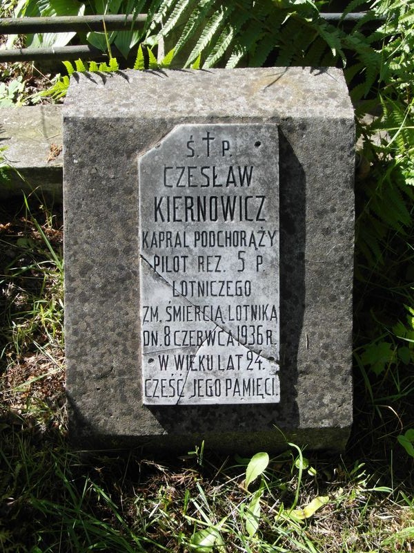 Fragment nagrobka Czesława Kiernowicza, cmentarz na Rossie w Wilnie, stan z 2014