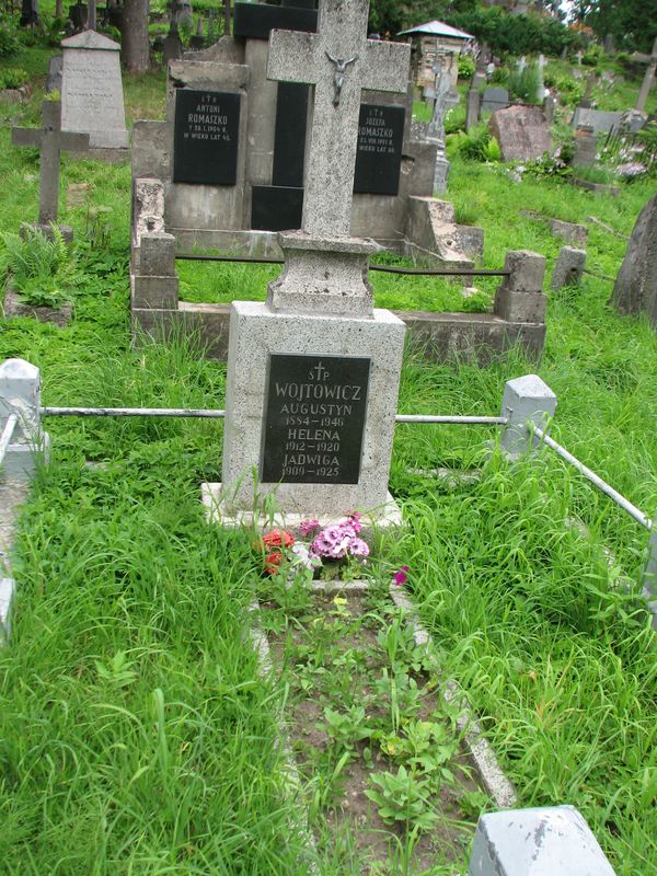 Fragment nagrobka rodziny Wojtowicz, cmentarz na Rossie, stan z 2013 roku
