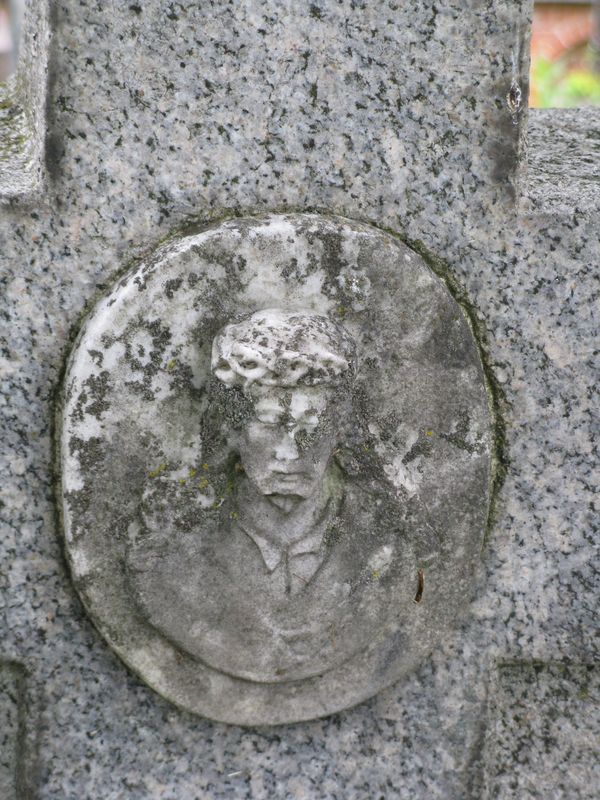 Fragment nagrobka Heleny i Władysława Kulesza, cmentarz na Rossie w Wilnie, stan z 2013 r.
