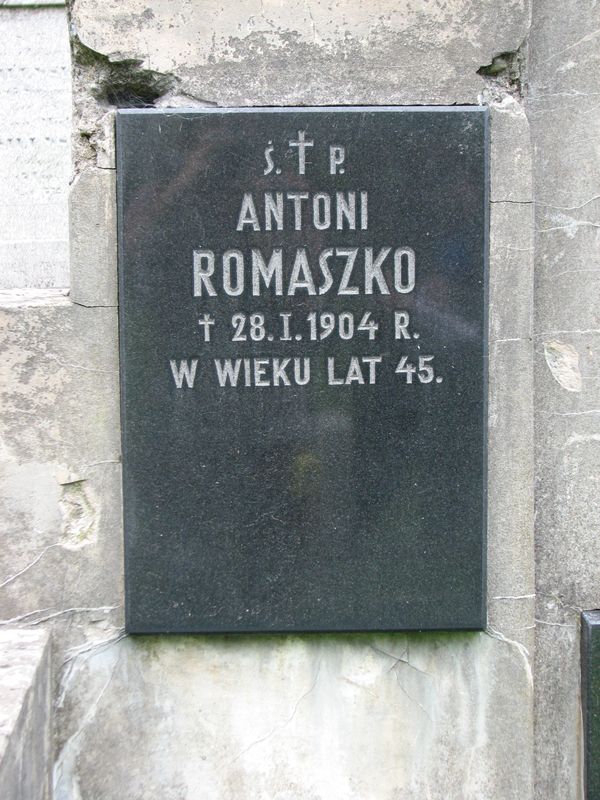 Fragment grobowca Antoniego i Józefy Romaszko, cmentarz na Rossie, stan z 2013 roku