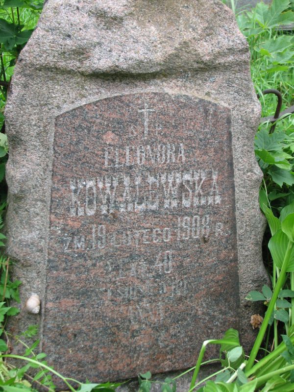 Fragment nagrobka Anny i Eleonory Kowalewskich, cmentarz na Rossie, stan z 2013 roku