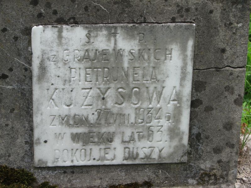 Fragment grobowca Benedykta i Petroneli Kużys, cmentarz na Rossie, stan z 2013 roku