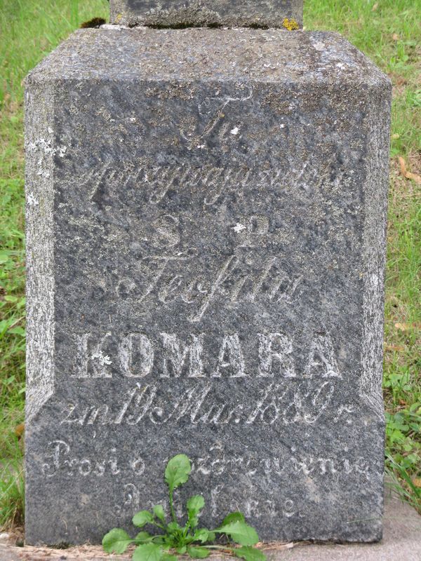 Inskrypcja z nagrobka Teofila Komara, cmentarz na Rossie w Wilnie, stan z 2013 r.