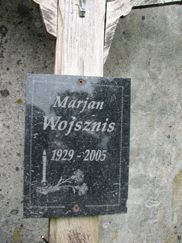 Фрагмент надгробка Маріан Войшнис, цвинтар Росс, станом на 2013 рік