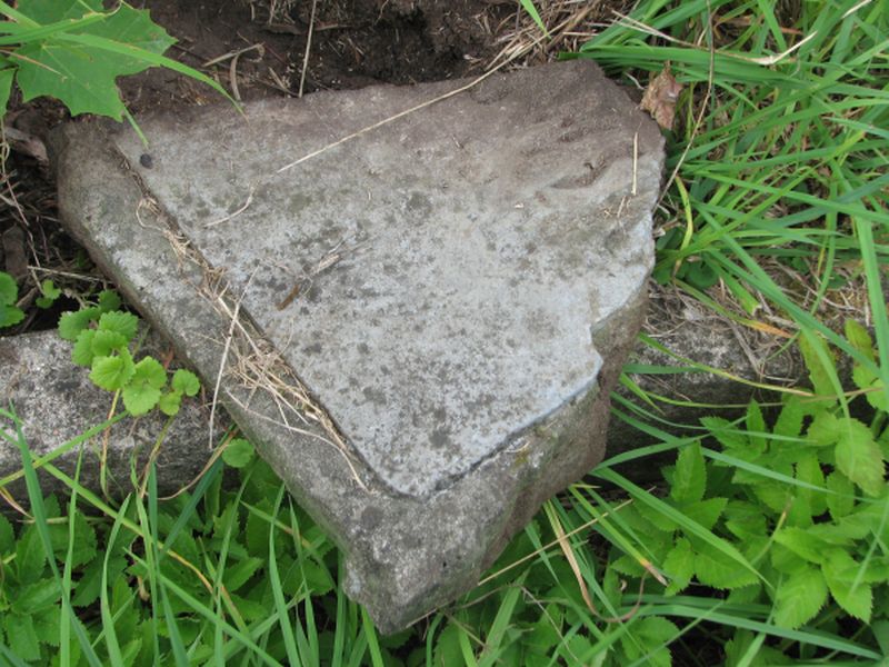Fragment nagrobka N.N., cmentarz na Rossie, stan z 2013 roku